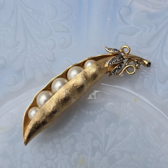 Crown Trifari Pea Pod Brooch Pin